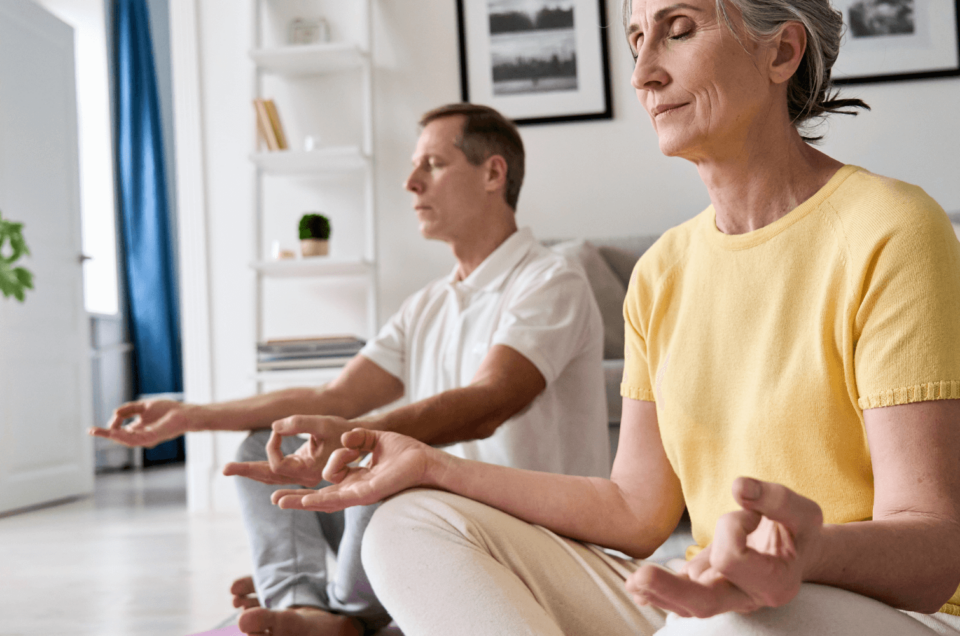 6 Einfache Yoga-Übungen für zuhause: Perfekt bei Rückenschmerzen für Büroarbeiter*innen